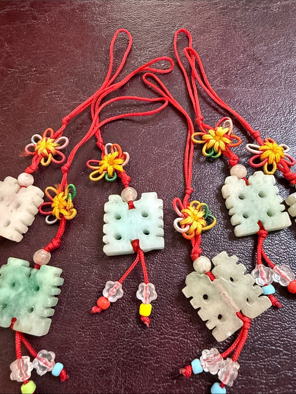 A Jade Green and Cream Chinese Knot Hanging Charm - Picture 5 of 5